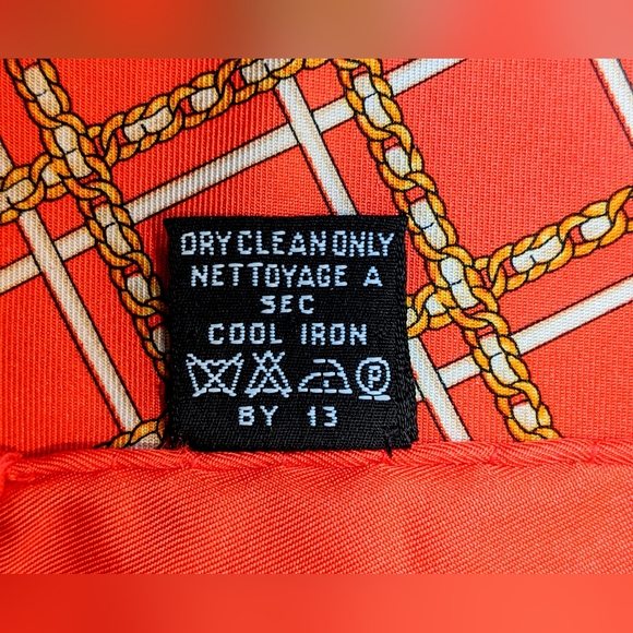 Chanel vintage 80's red silk scarf small, with original folio box chain pattern - Picture 5 of 7